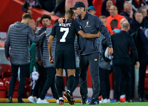 Liverpool manager Jürgen Klopp consoles PSG forward Kylian Mbappe