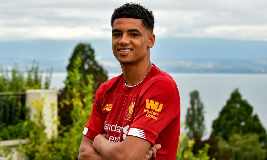 Ki-Jana Hoever signs new Liverpool FC contract in Evian
