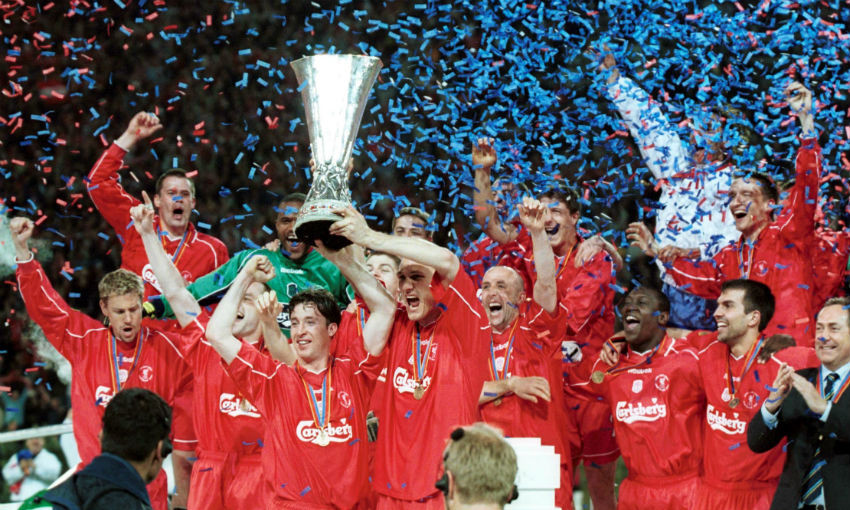 Liverpool FC lift UEFA Cup, 2001